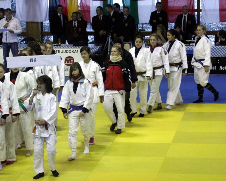 Unsere Mannschaft marschiert ein.