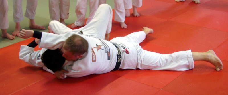 Freddi zeigt Seoi nage Bodentechnik