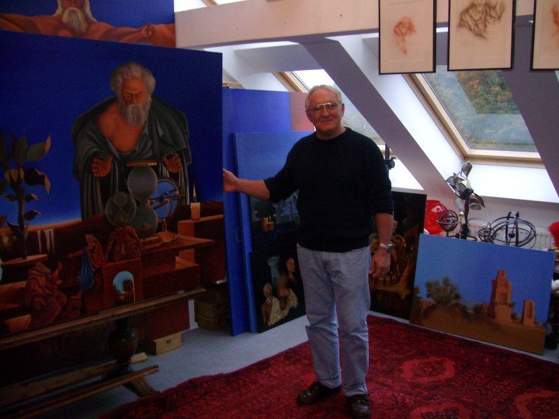 Roland Bogdan mit seinen Gemälden