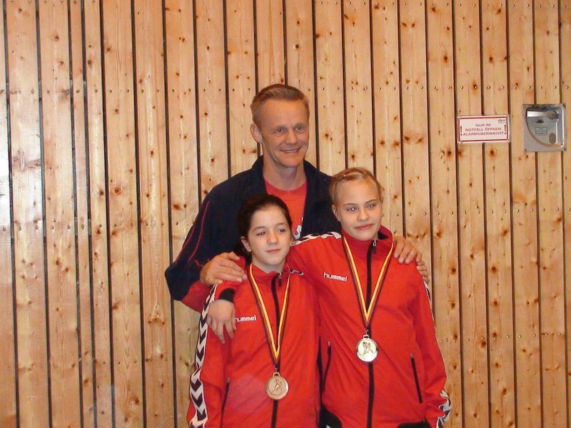 Blerina und Rebecca mit Trainer Mark Borchert