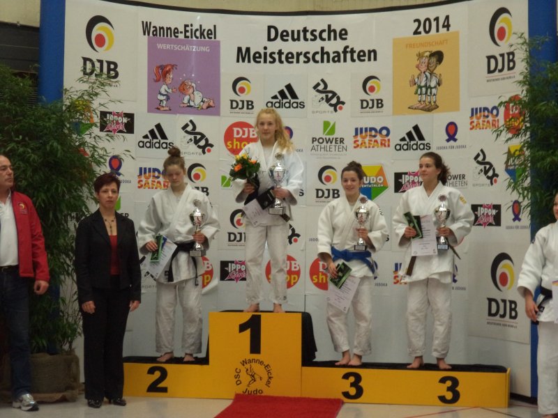 Siegerehrung für Blerina (2. von rechts)