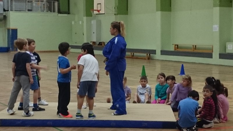 Ann-Kristin und Kinder der Klasse 1c/d beim "Tag des Judo"