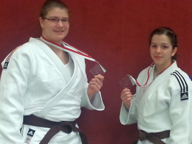 Renée und Blerina mit ihren Medaillen