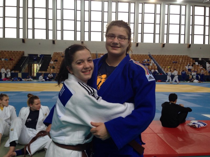 Blerina und Renee freuen sich über ihre Erfolge