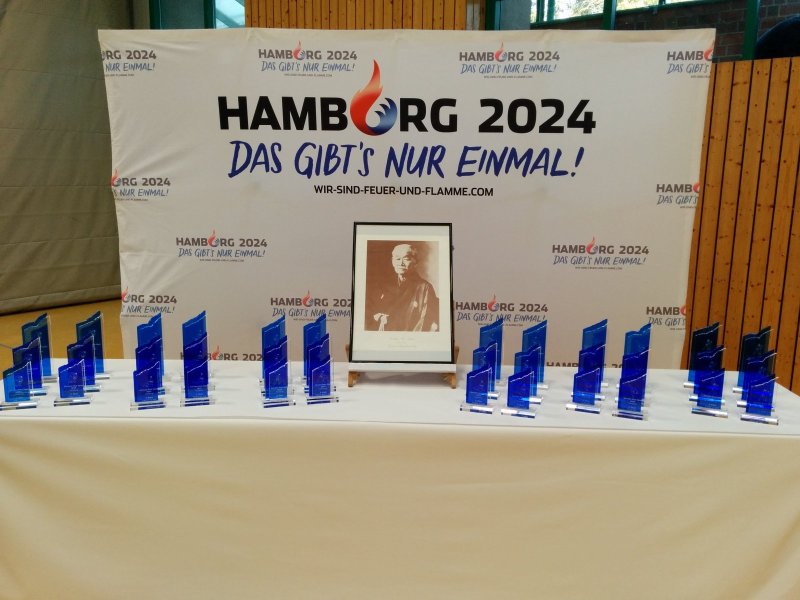 Pokale für Sieger und Platzierte in Norderstedt