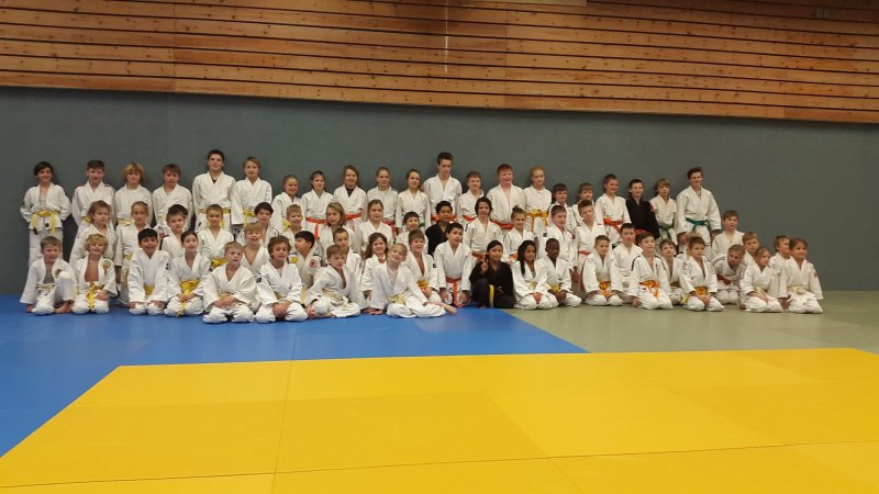 Gruppenbild aller Teilnehmer