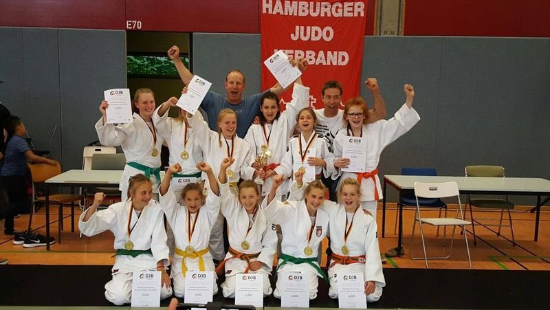 Marie mit ihrem Team