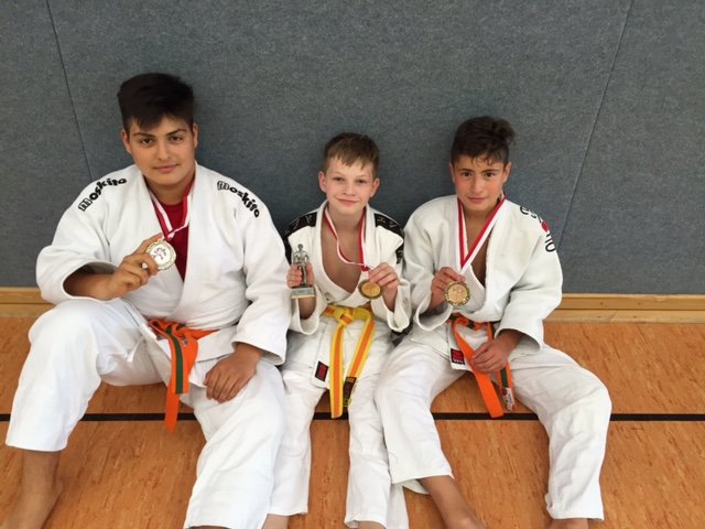 Walter eingerahmt von Familie Arman