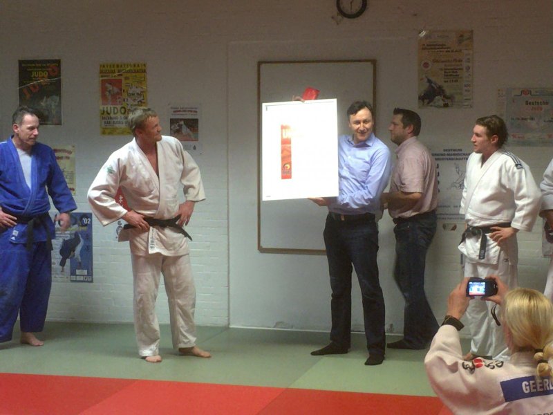 Thomas Schynol überreicht HJV Urkunde