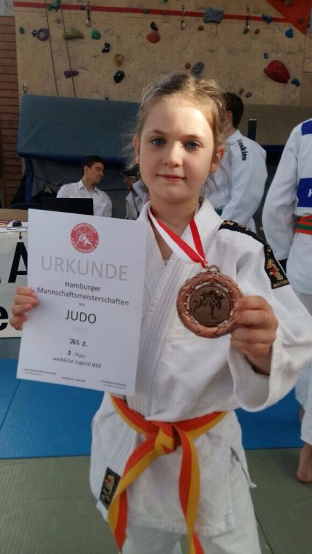 Laura mit Medaille und Urkunde