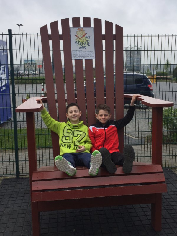 Großer Stuhl mit kleinen Sitzenden