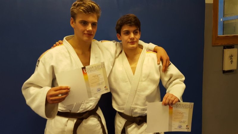 Michel und Simon mit ihren Urkunden