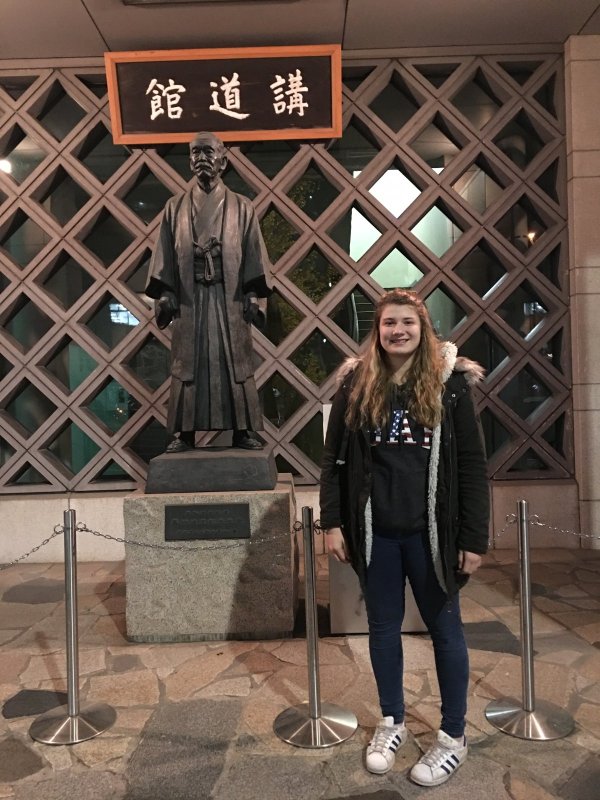 Renée mit einem Denkmal für Jigoro Kano (Erfinder des Judo)