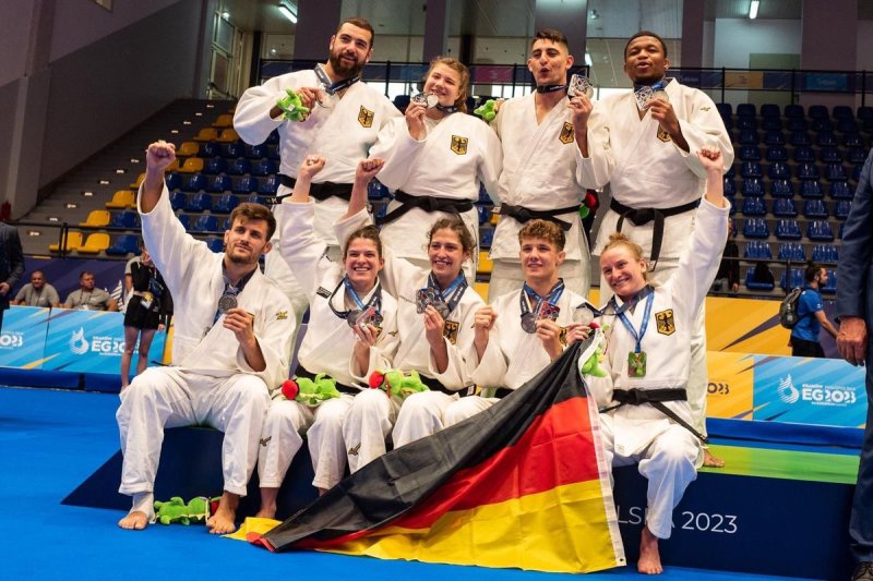 Renée (oben 2. v.l.) mit dem glücklichen deutschen Team nach der Siegerehrung