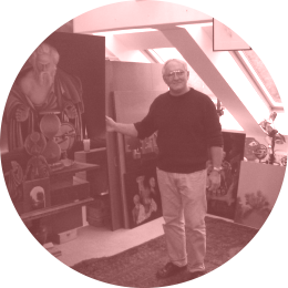 Roland Bogdan mit seinen Gemälden