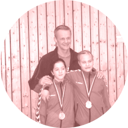 Blerina und Rebecca mit Trainer Mark Borchert