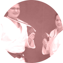 Renée und Blerina mit ihren Medaillen