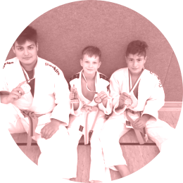 Walter eingerahmt von Familie Arman