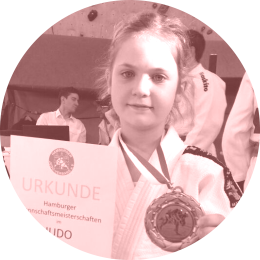 Laura mit Medaille und Urkunde