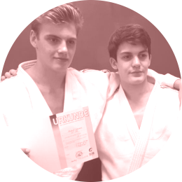 Michel und Simon mit ihren Urkunden