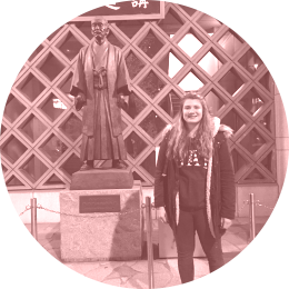 Renée mit einem Denkmal für Jigoro Kano (Erfinder des Judo)