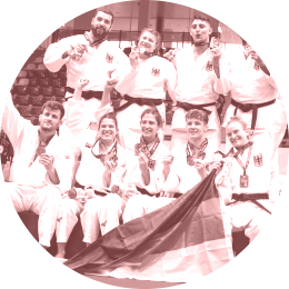 Renée (oben 2. v.l.) mit dem glücklichen deutschen Team nach der Siegerehrung